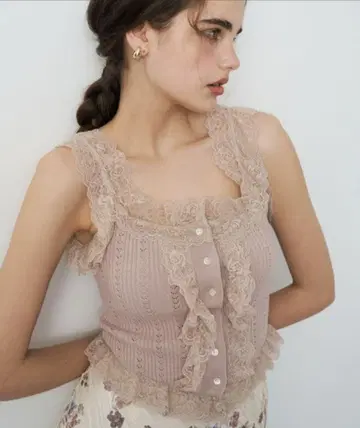 DEICY MECOUTURE 아이렛 레이스 슬리브리스 니트