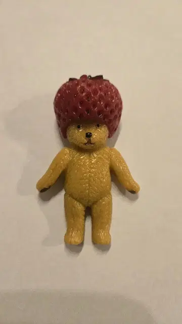 weekends 딸기를 쓴 곰돌이 브로치 위크엔즈
