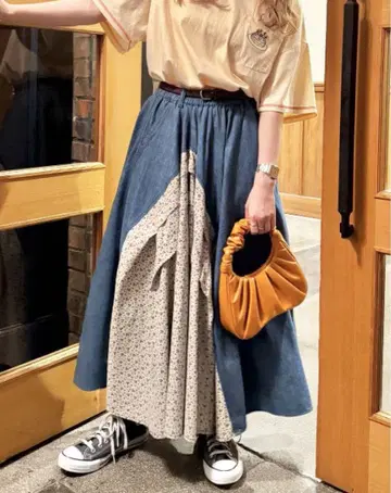 데님과 꽃무늬 도킹 스커트
