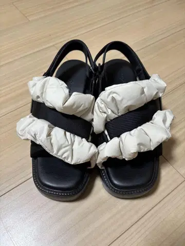 레탈론 프릴 크로스 슬링백 샌들 타쿠보 카린 콜라보 M