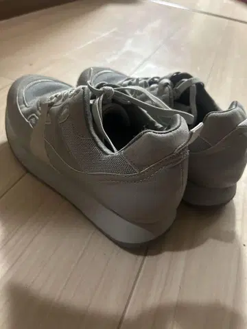 실버 캐주얼 스니커즈