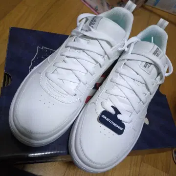 스케쳐스 화이트 스니커즈 24cm