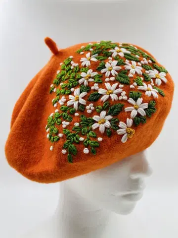 오렌지색 꽃 자수 베레모