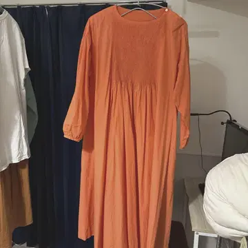 아틀리에 드 사봉 어깨 트임 핀턱 원피스 오렌지