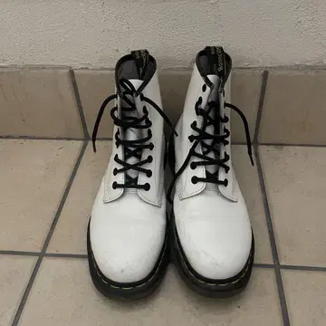 닥터마틴 8홀 부츠 화이트