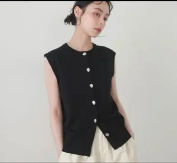LIAN 뉴앙스 메탈 버튼 니트 베스트 블랙