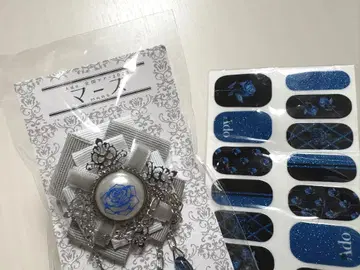 파란 장미 디자인 브로치와 네일씰 세트