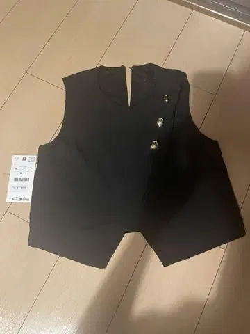 ZARA 골드 버튼 크롭 상의 s