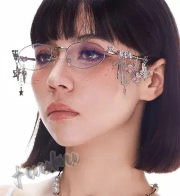 장식적인 체인이 달린 안경