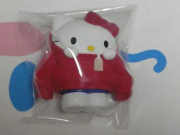 헬로키티 옷 갈아입는 중
