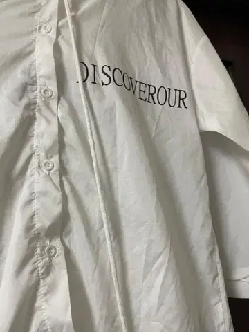 화이트 후드 부착 셔츠 DISCOVEROUR