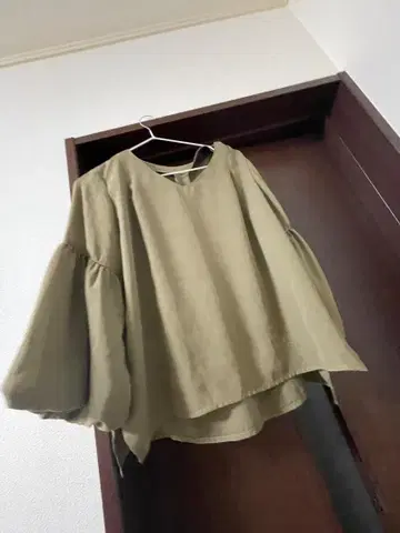 올리브색 벌룬 슬리브 셔츠 M 사이즈