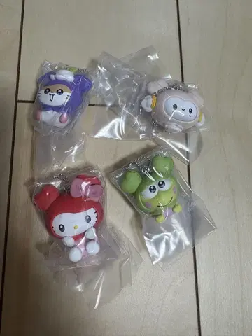 TWICE LOVELYS x SANRIO 마스코트 참