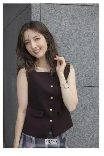 아푸와이저 리셰 스퀘어넥 베스트 니트 풀오버 브라운