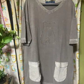 고양이 자수가 있는 그레이 티셔츠