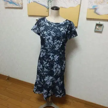 네이비 계열 꽃무늬 반팔 플레어 원피스