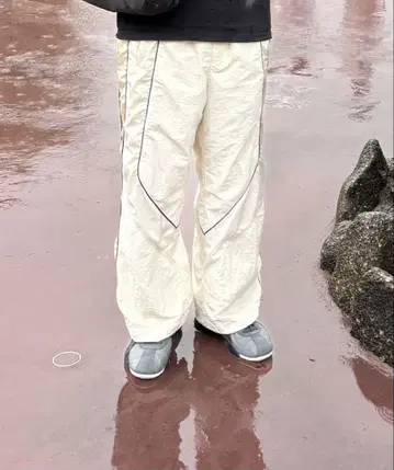 MAISON SPECIAL 이소재 콤비 나일론 팬츠