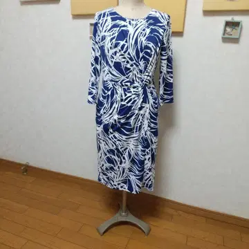 네이비와 화이트의 무릎 기장 원피스