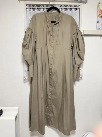베이지 긴팔 벌룬 슬리브 셔츠 원피스