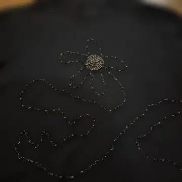 블랙 자수 7부 소매 니트탑