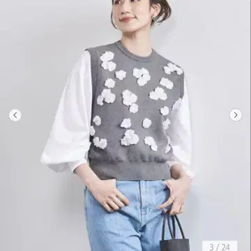 UNITED ARROWS 3D 플라워 모티브 슬리브리스 니트 베스트