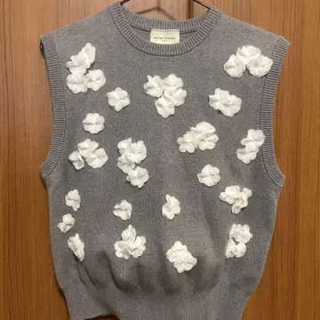 UNITED ARROWS 3D 플라워 모티브 슬리브리스 니트 베스트