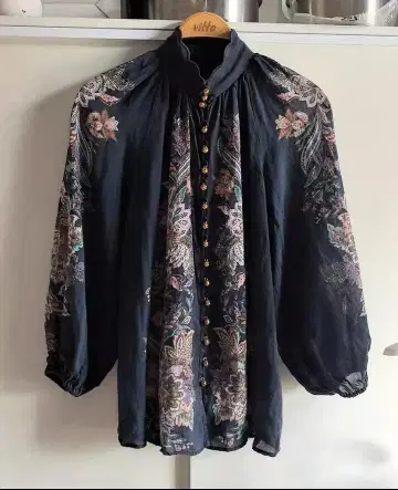 Zimmermann 꽃무늬 자수 하이넥 셔츠와 숏팬츠 세트