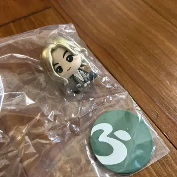 미니 피규어와 배지 세트