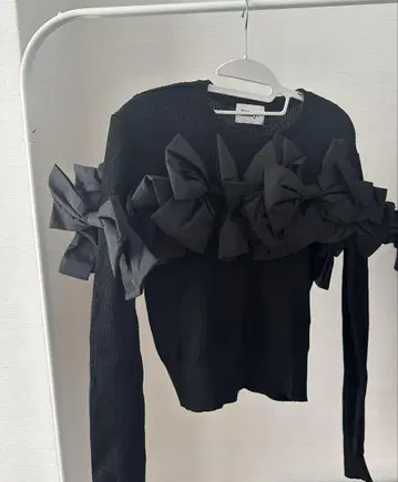 Bibiy. NINA RIBBON KNIT 블랙 리본 니트