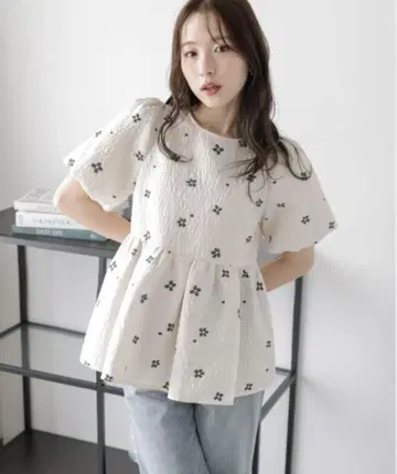 플라워 자카드 페플럼 반팔 벌룬 슬리브 상의