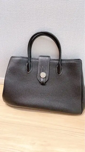 천연 가죽 백 H 로고 부착