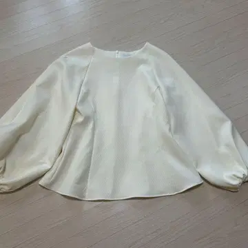 페넬 소매 볼륨 상의 아이보리 M 야마다야