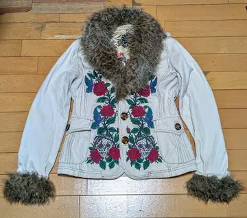 [ ALGONQUINS ] 꽃무늬 자수 퍼 장식 화이트 자켓