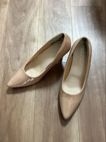 걸을 수 있는 펌프스 베이지 에나멜 스틸레토 하이힐
