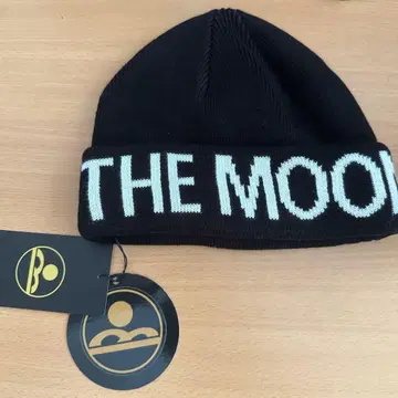 BARK AT THE MOON 로고 니트 모자
