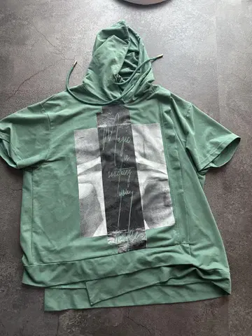 그린 반팔 후드티 더블 밑단 절개 디자인