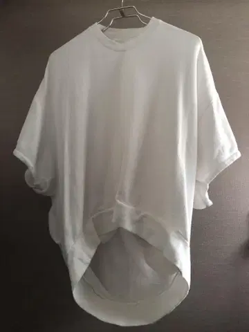 JULIUS 드레이핑 하프 슬리브 컷