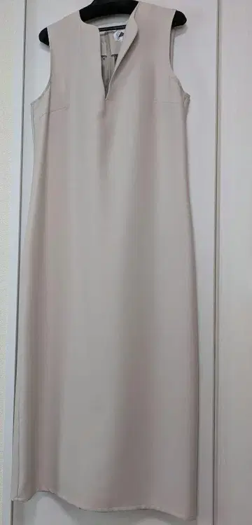 여성용 베이지 슬리브리스 롱 원피스