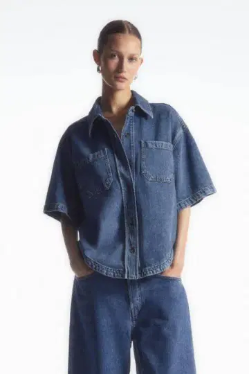 cos CURVED-HEM SHORT-SLEEVED DENIM SHIRT