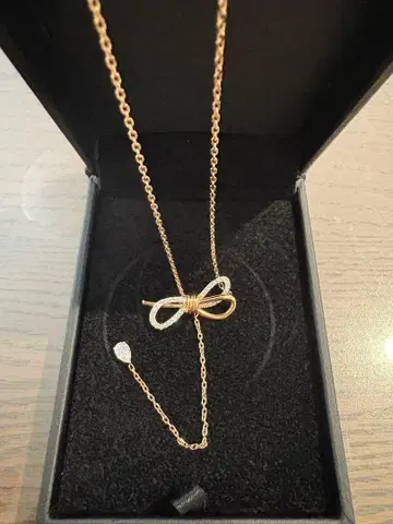 SWAROVSKI 리본 모티브 목걸이 로즈 골드