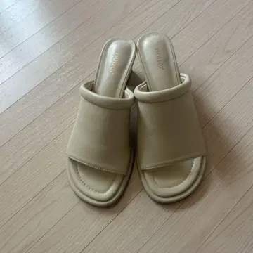 누에르 양가죽 뮬 샌들 아이보리 24.0cm 37