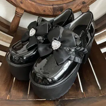 [ S ] 마조렛티 통굽 에나멜 펌프스 리본