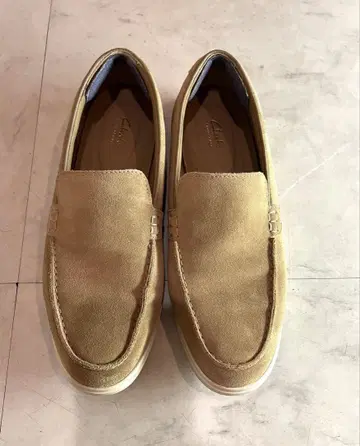 Clarks 베이지 슬립온