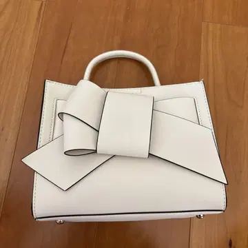 리본 포함 화이트 미니 백