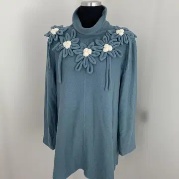 꽃 장식 터틀넥 튜닉 파랑