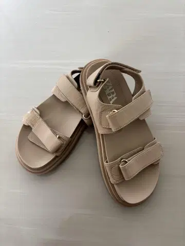 ZARA 베이지 샌들