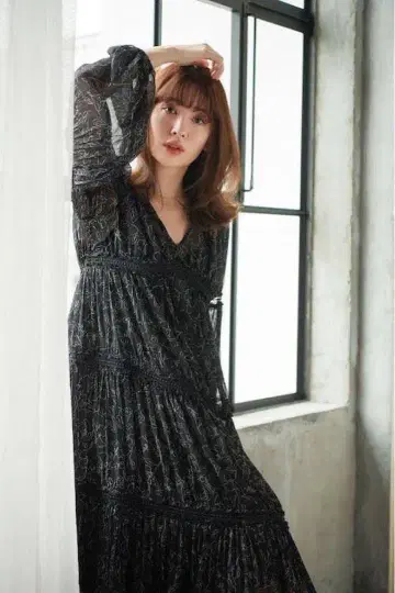 herlipto Monotone Floral Pleated Dress