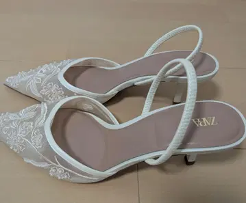 ZARA 화이트 펌프스