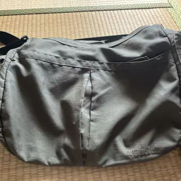 컴시즘 숄더백 카키