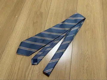 넥타이 코스프레에 네이비와 골드 스트라이프 신영